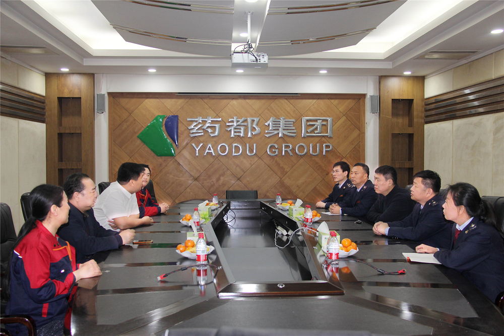 安國市稅務(wù)局吳會(huì)軍副局長一行來我公司宣貫“減稅降費(fèi)促發(fā)展”，并送來貼心慰問品