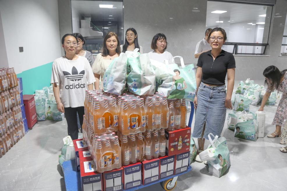 炎炎夏日送清涼，滴滴關(guān)懷沁人心