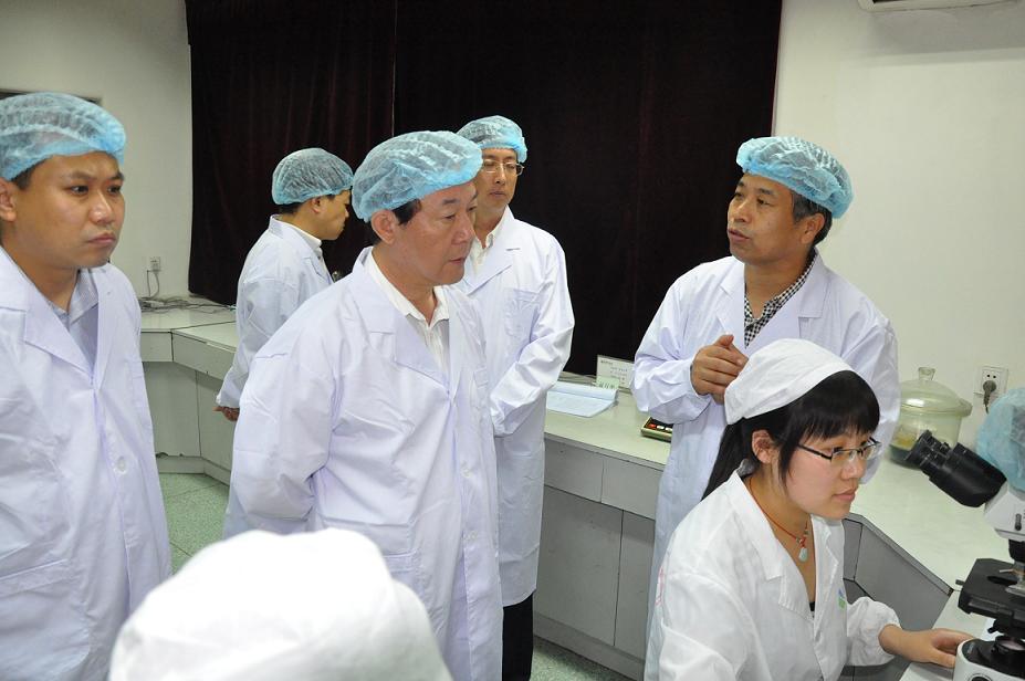 河北省科學技術(shù)廳黨組副書記、副廳長連小勇來藥都制藥集團調(diào)研